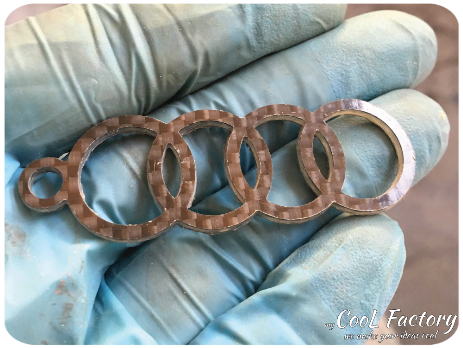 Изрязване на carbon fiber ключодържател audi с CNC фреза(рутер)